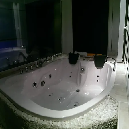 Panoramic Studio - Jacuzzi & Parking Brašov